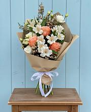 Букет цветов из:  Альстромерии, Лизиантусы, Розы и Хризантемы в Юркино